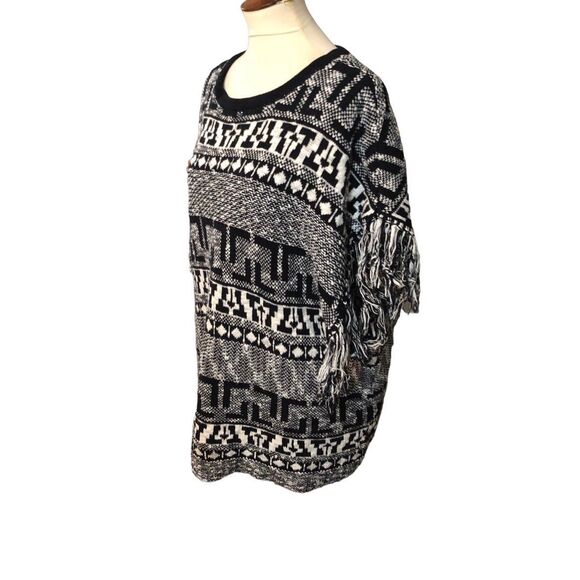 Poncho Gianni Bini Black and white oversized poncho style sweater with fringe si - Picture 5 of 15